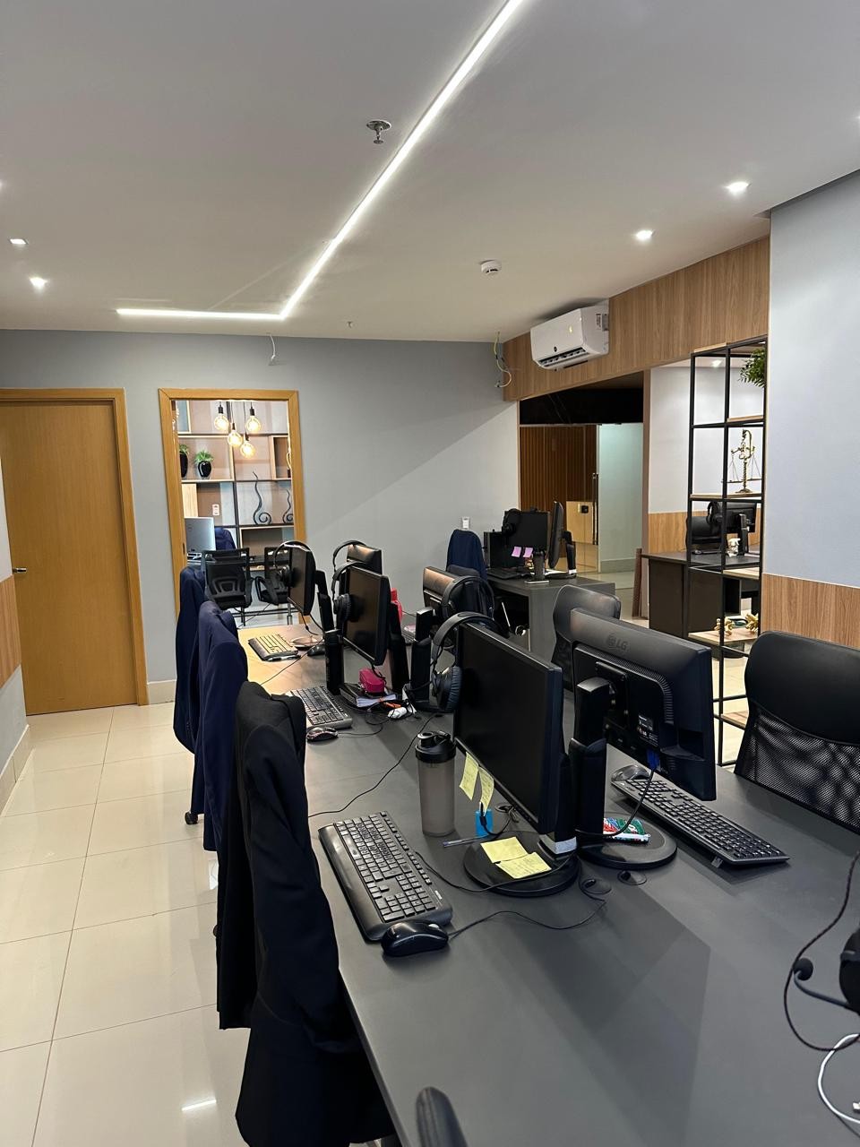 Segundo escritório, com estrutura maior e equipe comercial